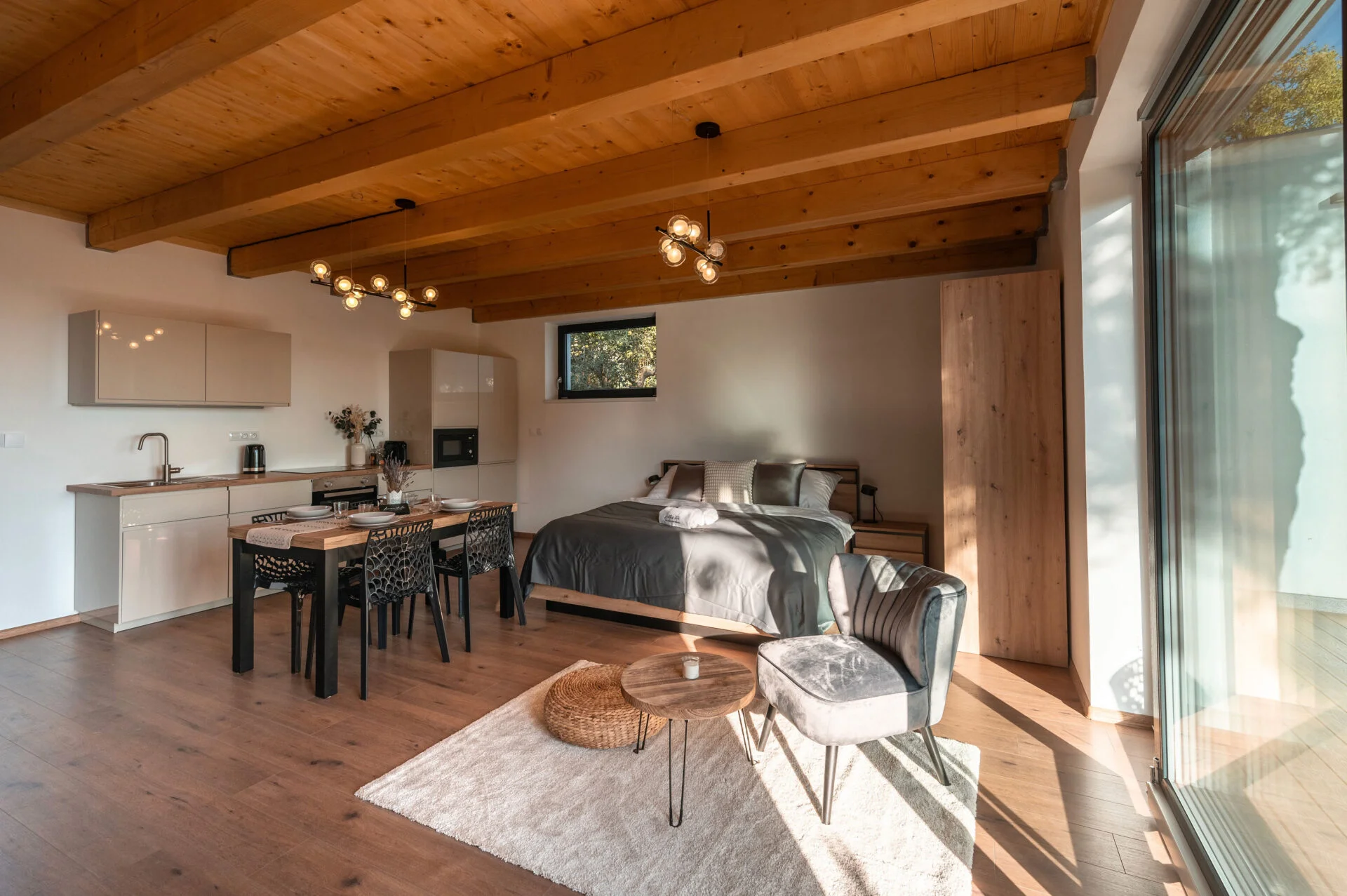 detail pokoje apartmánu s postelí